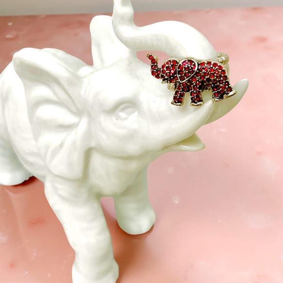 Red Rhinestone Elephant Stretch Ring - Picture 12 of 16